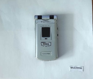 Сотовый телефон  Sony Ericsson Z800i не включается, без АКБ и крышки, экран не разбит